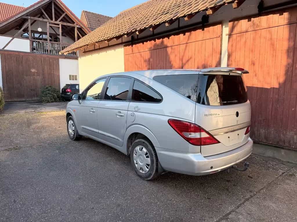 Ssangyong Rodius 270Xdi TÜV NEU 7-Sitzer Automatik AHK 02/2006-photo-2