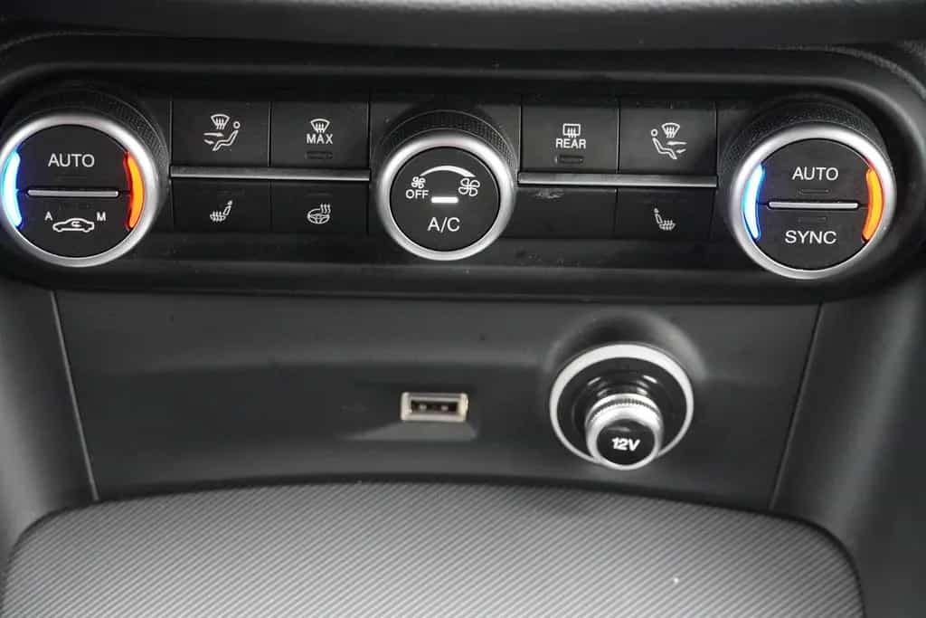 Alfa Romeo Stelvio 2.2 Klimaaut. Navi ACC Sitzheizung Leder 06/2020-photo-22