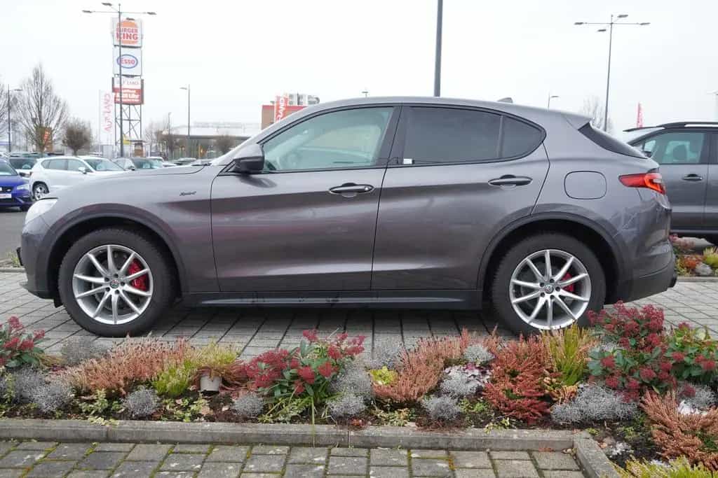 Alfa Romeo Stelvio 2.2 Klimaaut. Navi ACC Sitzheizung Leder 06/2020-photo-4