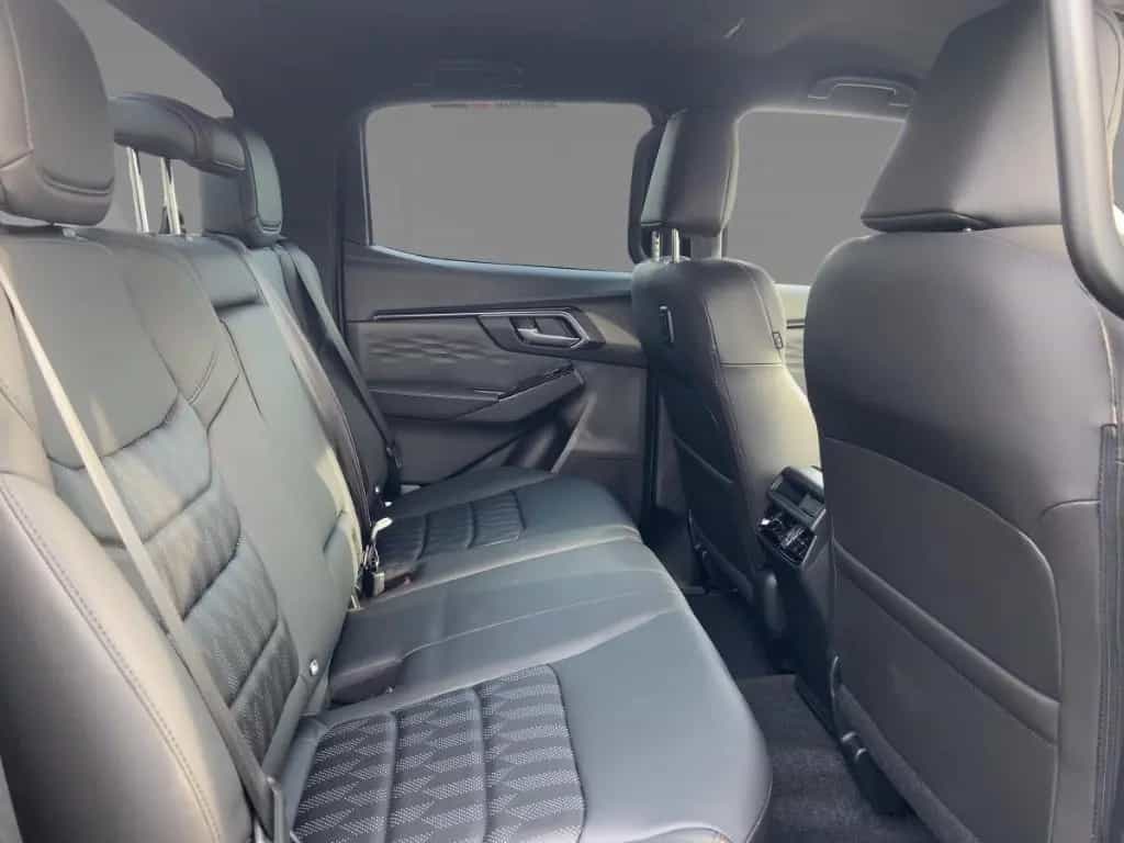Isuzu D-Max Double Cab 4x4 V-Cross Automatik MY2025 ! 02/2026-photo-10