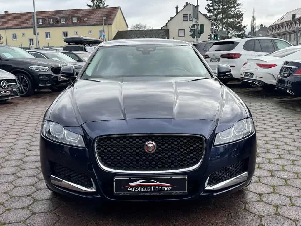 Jaguar XF 25d Prestige NAVI LEDER PANO RFKA TWA 03/2018-photo-1