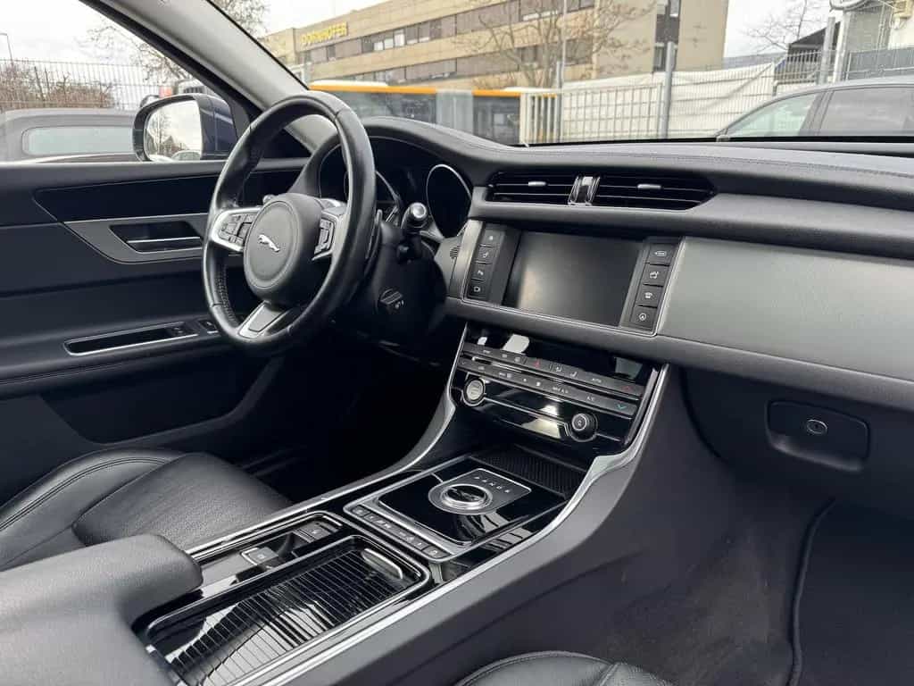 Jaguar XF 25d Prestige NAVI LEDER PANO RFKA TWA 03/2018-photo-16