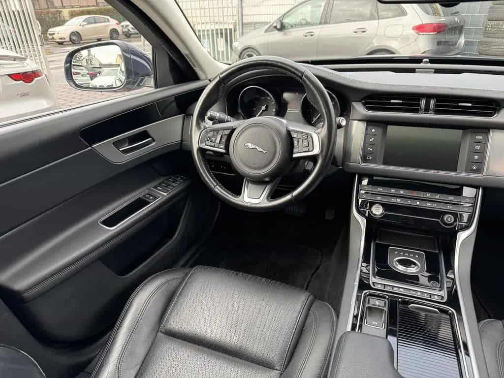 Jaguar XF 25d Prestige NAVI LEDER PANO RFKA TWA 03/2018-photo-18