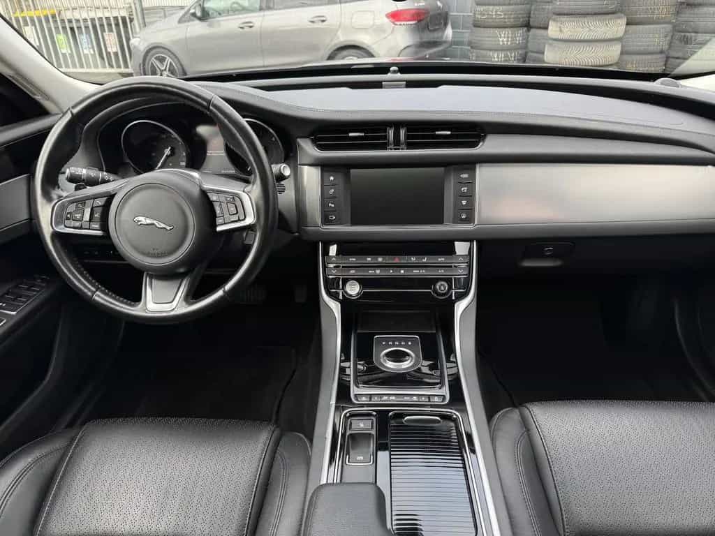 Jaguar XF 25d Prestige NAVI LEDER PANO RFKA TWA 03/2018-photo-19