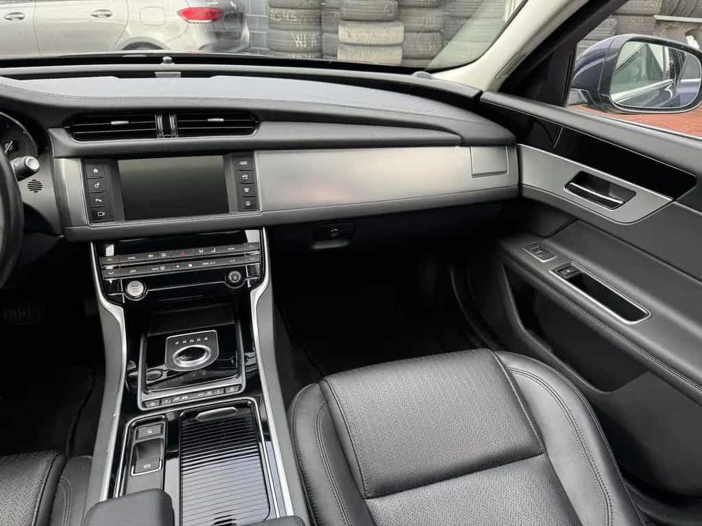 Jaguar XF 25d Prestige NAVI LEDER PANO RFKA TWA 03/2018-photo-20