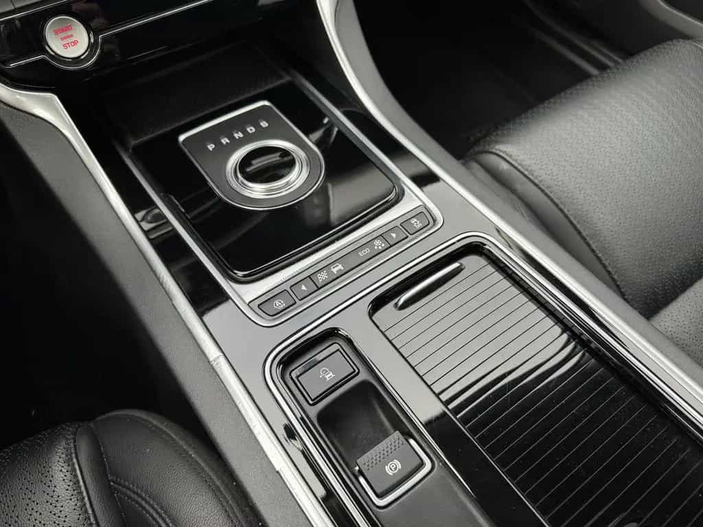 Jaguar XF 25d Prestige NAVI LEDER PANO RFKA TWA 03/2018-photo-21