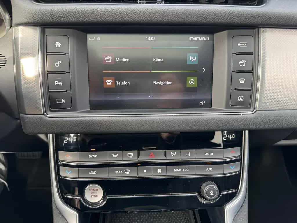 Jaguar XF 25d Prestige NAVI LEDER PANO RFKA TWA 03/2018-photo-22