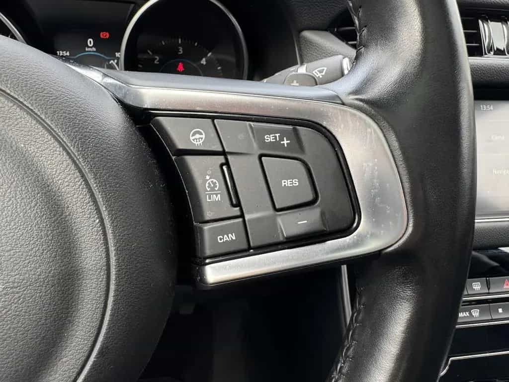 Jaguar XF 25d Prestige NAVI LEDER PANO RFKA TWA 03/2018-photo-25