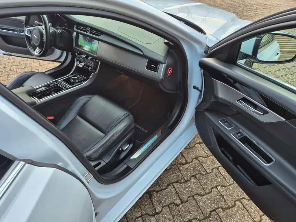 Jaguar XF 25t R-Sport Automatik * Scheckheft 03/2019-photo-8