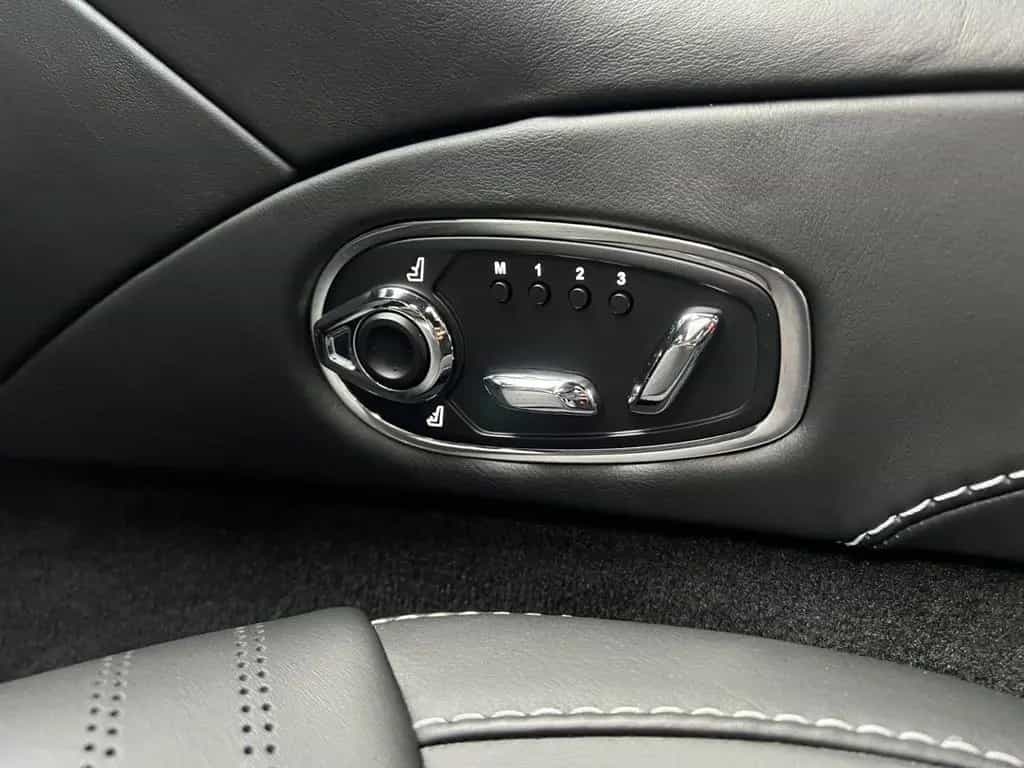 Aston Martin DB11 12/2020-photo-11