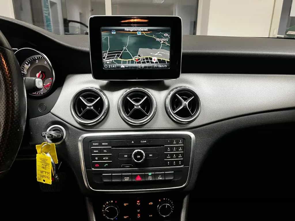 Mercedes-Benz GLA-Class 200 AUTOMATIK COMAND LEDER ILS R.KAMERA 01/2016-photo-11