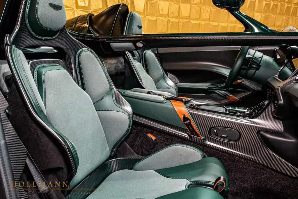 Aston Martin V12 SPEEDSTER + CARBON HELMETS 09/2021-photo-14