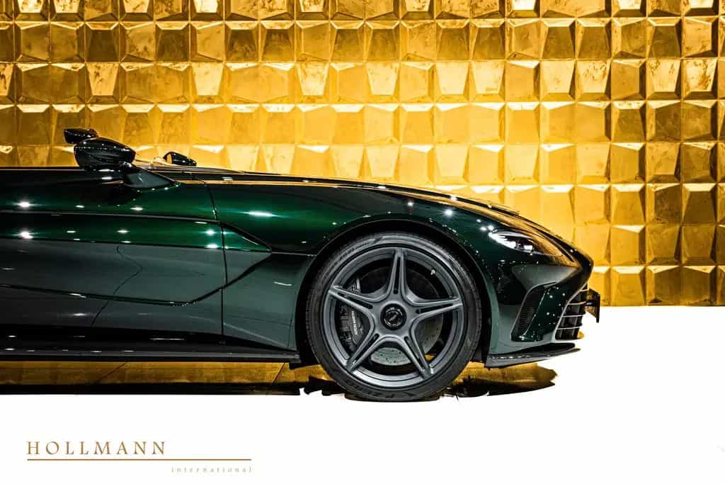 Aston Martin V12 SPEEDSTER + CARBON HELMETS 09/2021-photo-29
