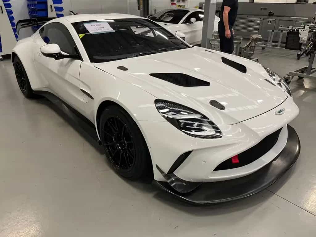 Aston Martin V8 Vantage 4.0 GT4 New 01/2026-photo-2