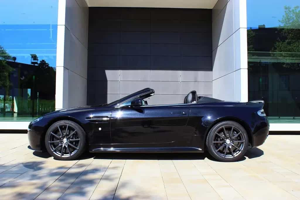 Aston Martin V12 Vantage S Roadster | Schwarz/Schwarz | 2.Hd 04/2016-photo-1
