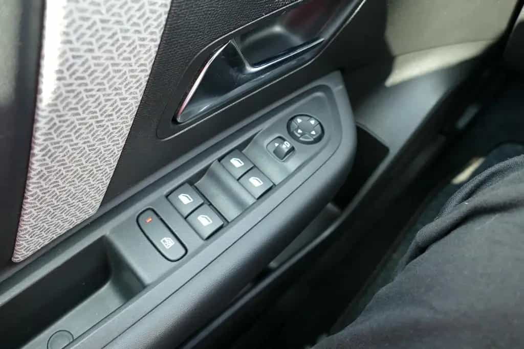 Citroën C4 1.2 12V e-THP Shine LED Navi Head-Up Kamera 10/2023-photo-16