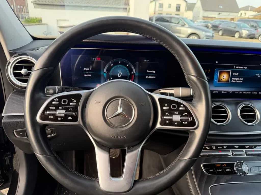 Mercedes-Benz E-Class 300 d T 9-G AMG Widescreen Burmester ILS DIST 08/2018-photo-23