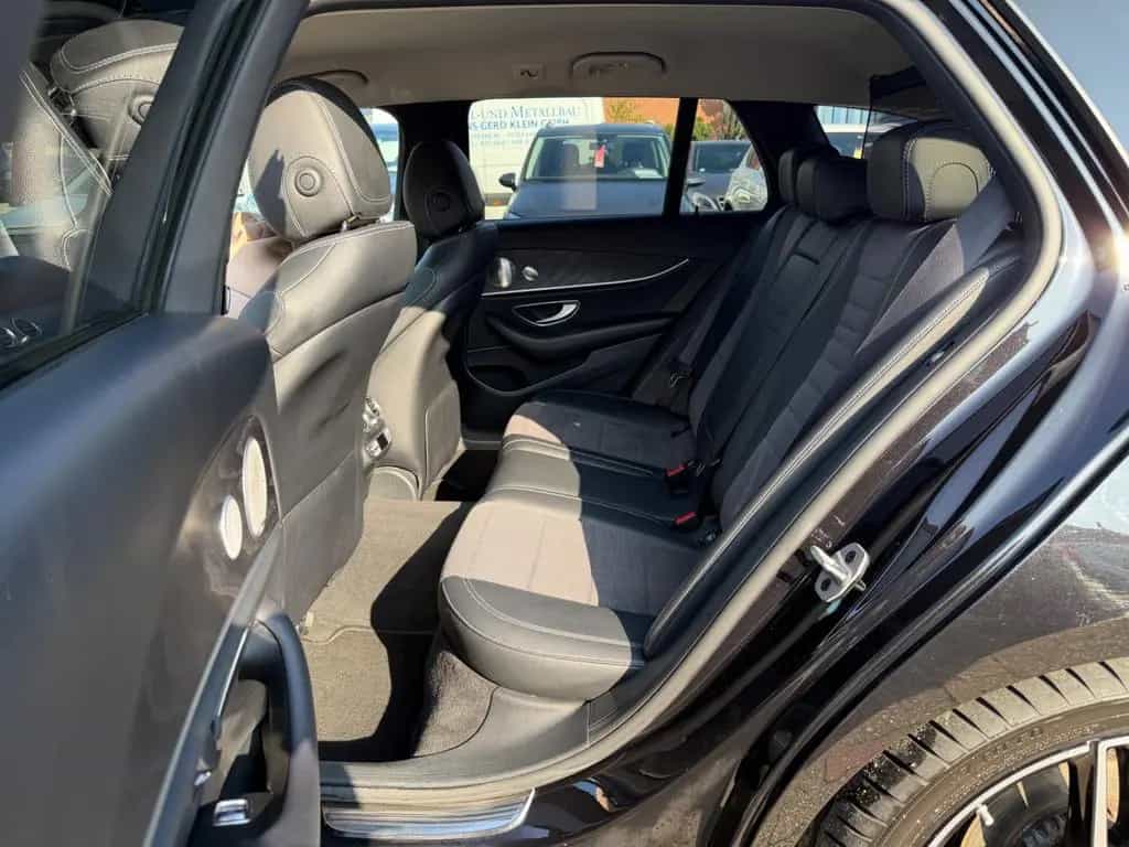 Mercedes-Benz E-Class 300 d T 9-G AMG Widescreen Burmester ILS DIST 08/2018-photo-33