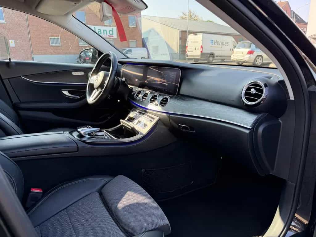 Mercedes-Benz E-Class 300 d T 9-G AMG Widescreen Burmester ILS DIST 08/2018-photo-37