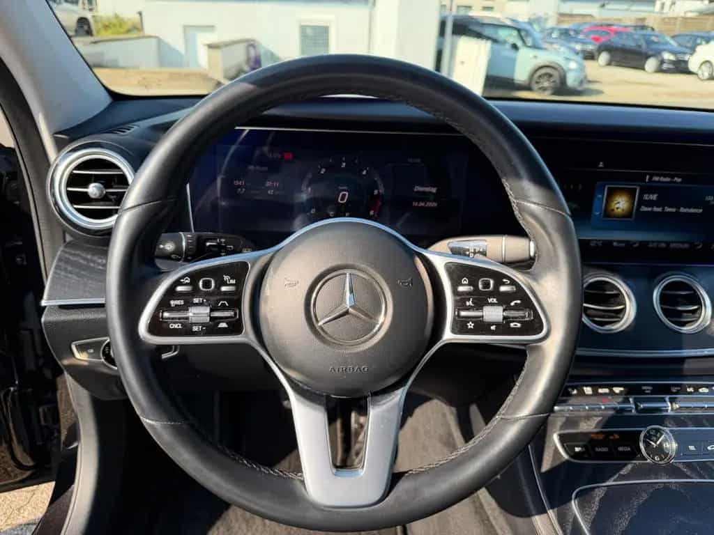 Mercedes-Benz E-Class 300 d T 9-G AMG Widescreen Burmester ILS DIST 08/2018-photo-40