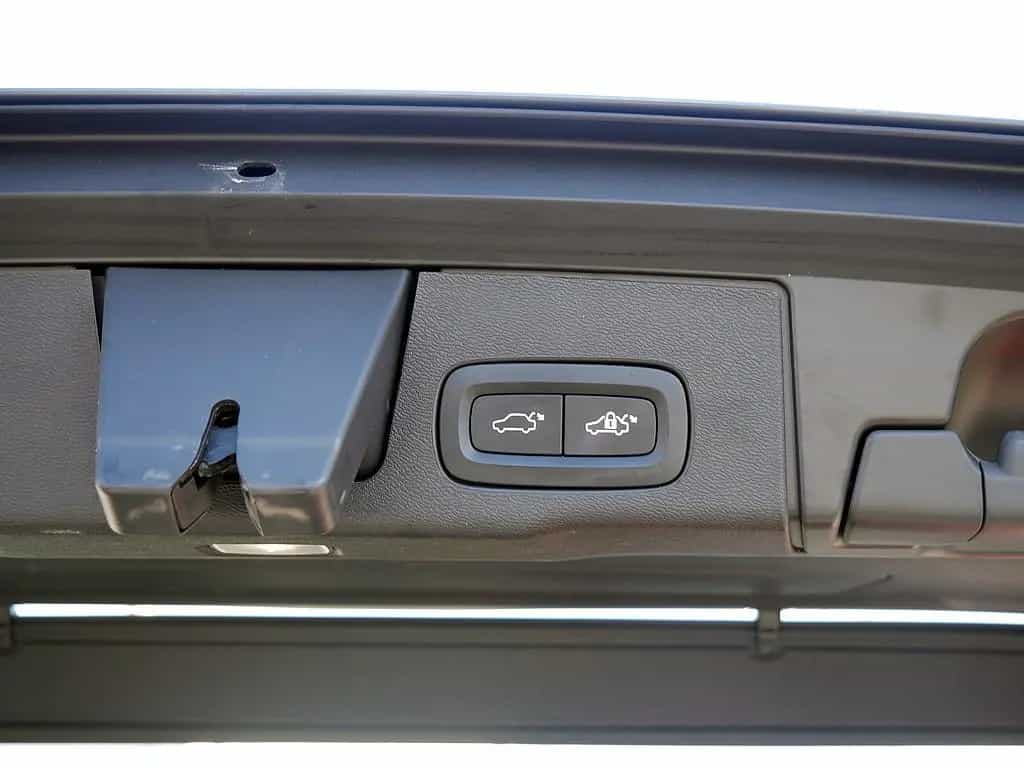 Volvo XC60 B4 AWD Plus Dark 10/2023-photo-15