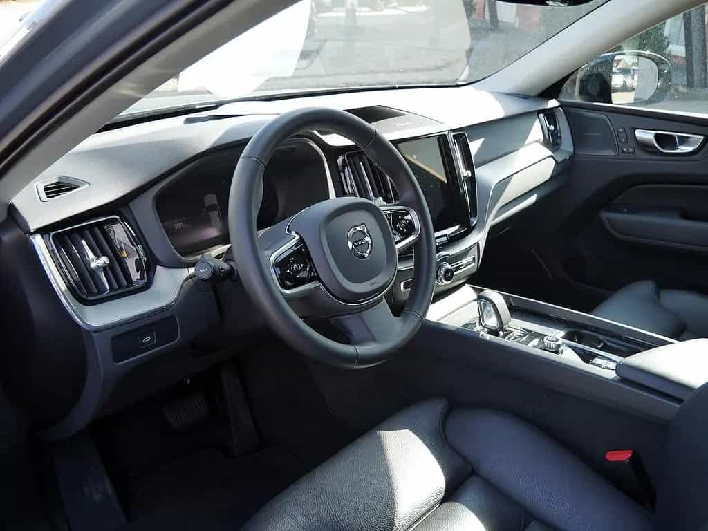 Volvo XC60 B4 AWD Plus Dark 10/2023-photo-16