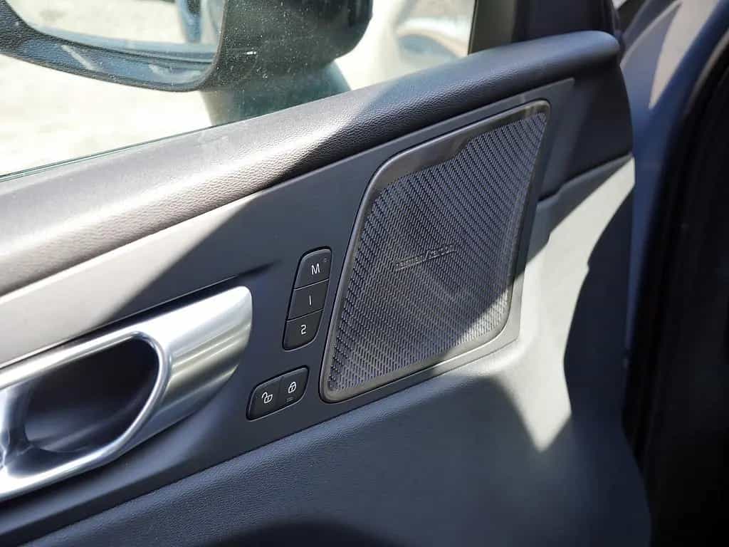 Volvo XC60 B4 AWD Plus Dark 10/2023-photo-17
