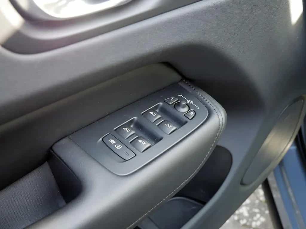 Volvo XC60 B4 AWD Plus Dark 10/2023-photo-18