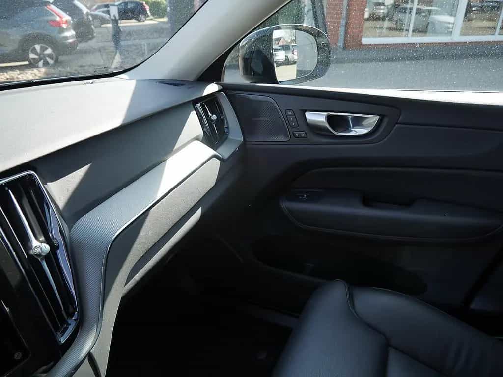 Volvo XC60 B4 AWD Plus Dark 10/2023-photo-31
