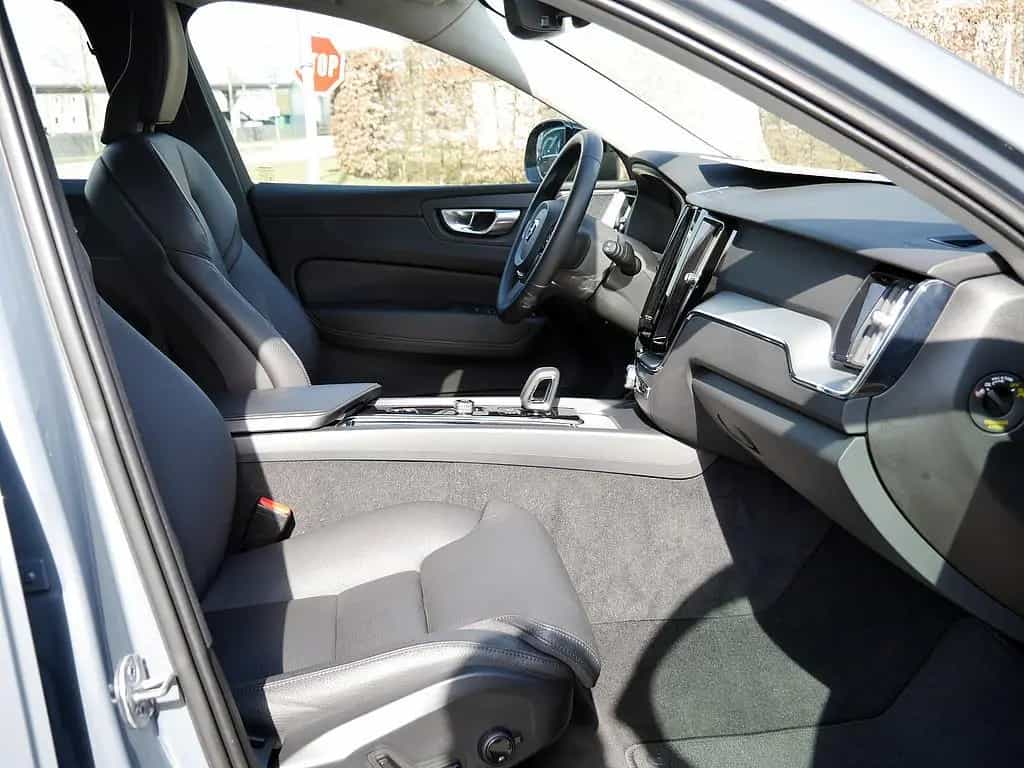 Volvo XC60 B4 AWD Plus Dark 10/2023-photo-6