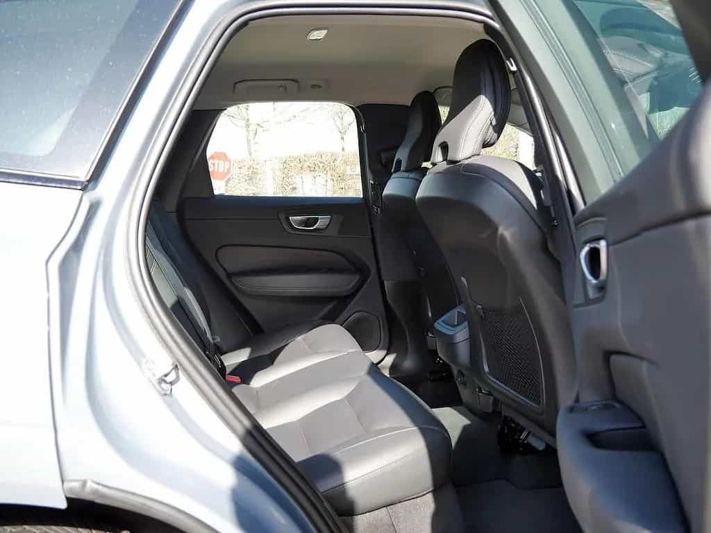 Volvo XC60 B4 AWD Plus Dark 10/2023-photo-7