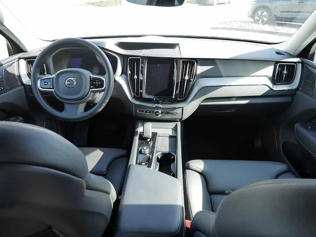 Volvo XC60 B4 AWD Plus Dark 10/2023-photo-8
