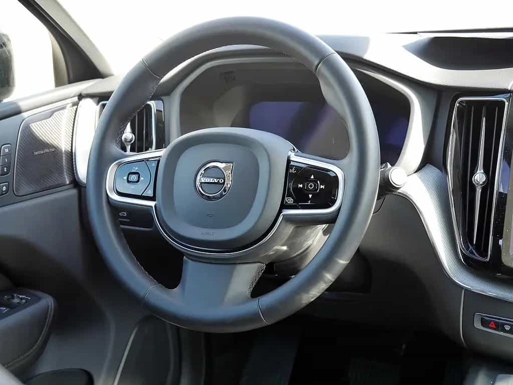 Volvo XC60 B4 AWD Plus Dark 10/2023-photo-9