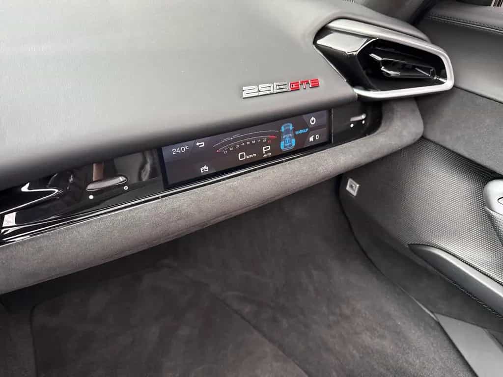 Ferrari 296 GTS *Embleme*Navi*PDC*Klima*Leder* 03/2025-photo-16