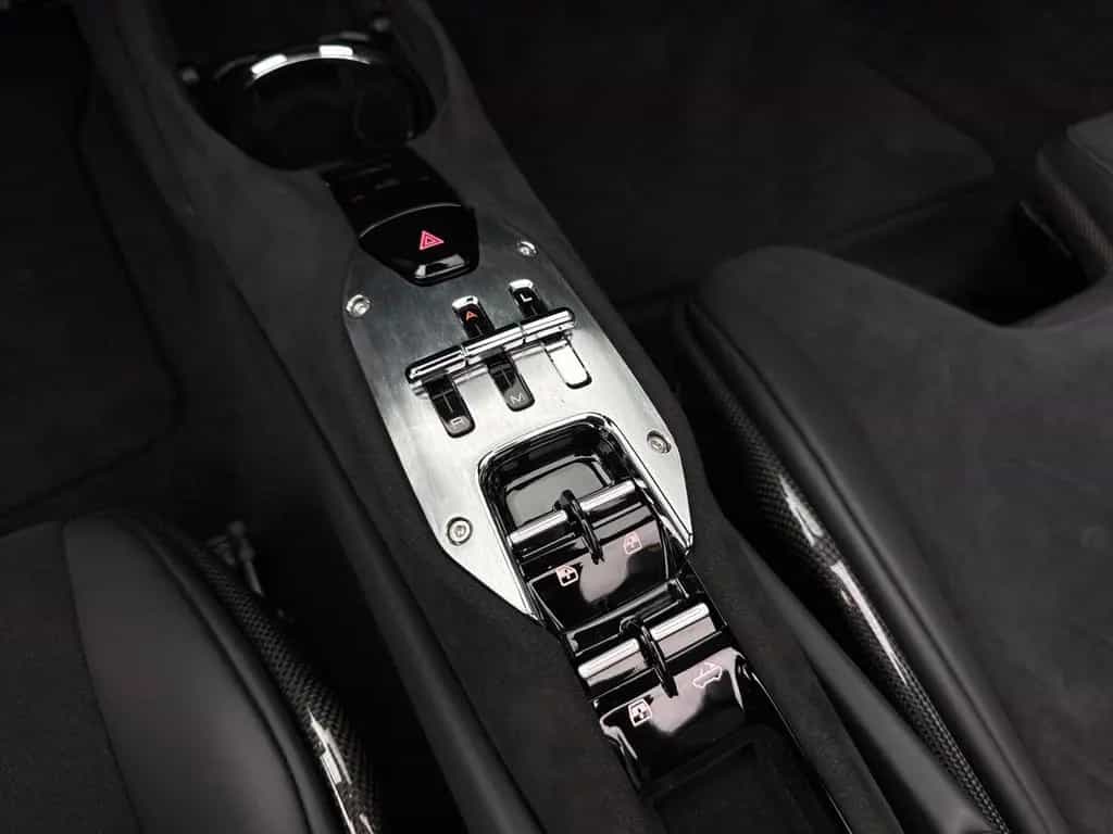 Ferrari 296 GTS *Embleme*Navi*PDC*Klima*Leder* 03/2025-photo-18