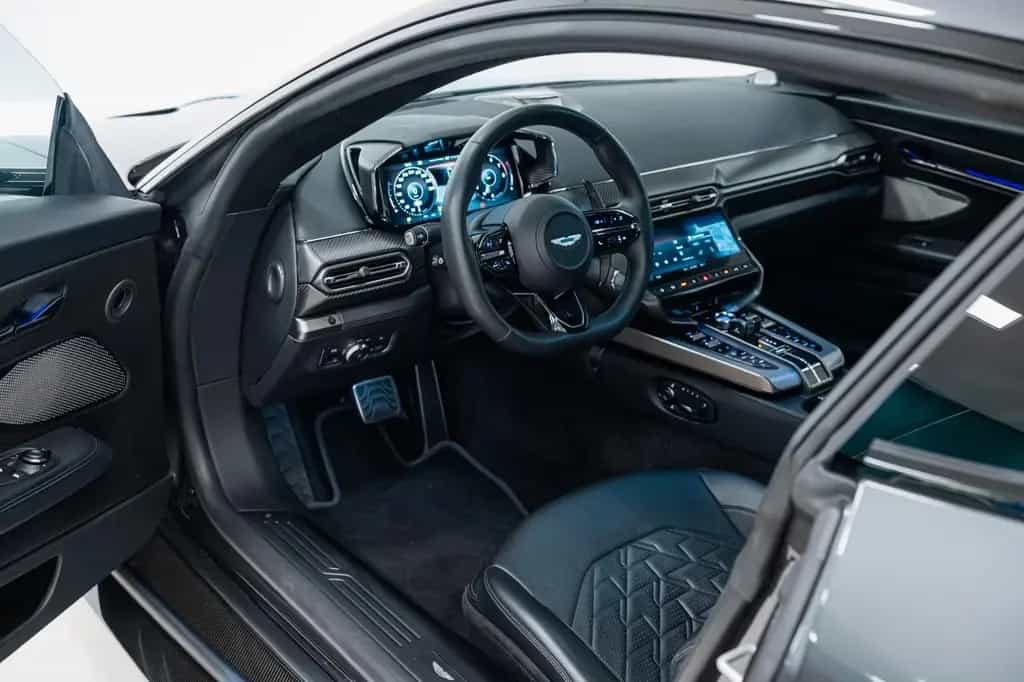 Aston Martin Vanquish Coupe | 25MY | Full Factory Options | 09/2024-photo-3