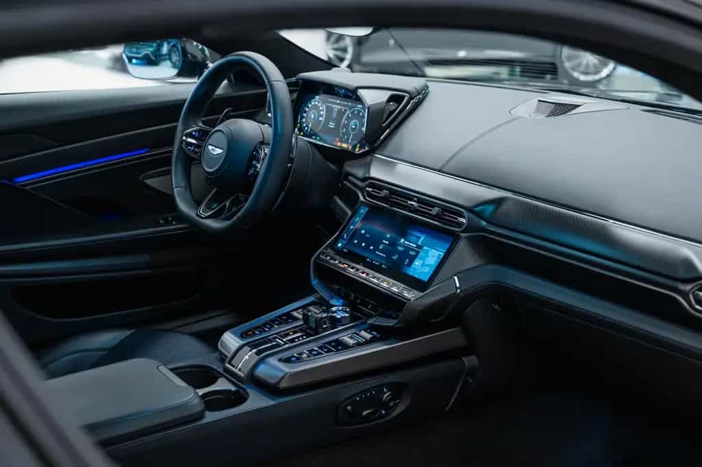 Aston Martin Vanquish Coupe | 25MY | Full Factory Options | 09/2024-photo-4
