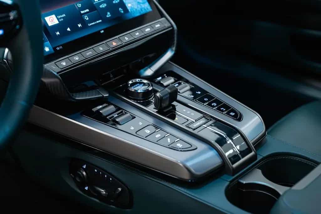 Aston Martin Vanquish Coupe | 25MY | Full Factory Options | 09/2024-photo-12