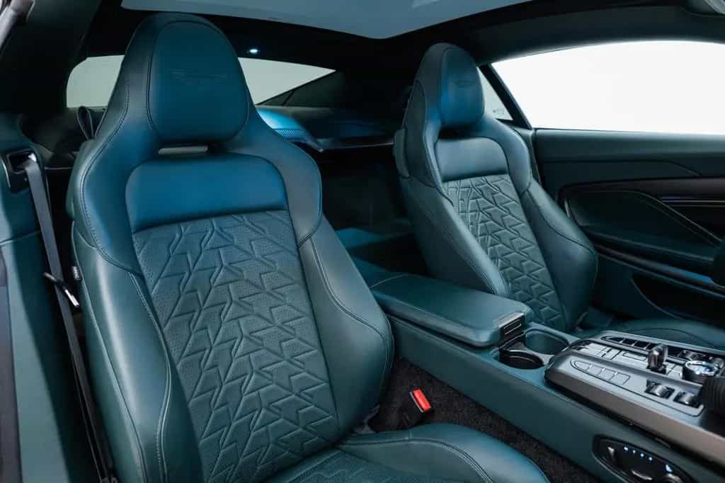 Aston Martin Vanquish Coupe | 25MY | Full Factory Options | 09/2024-photo-4