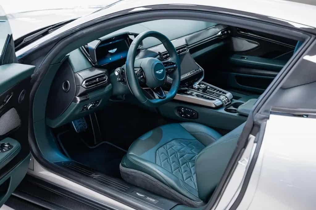 Aston Martin Vanquish Coupe | 25MY | Full Factory Options | 09/2024-photo-9