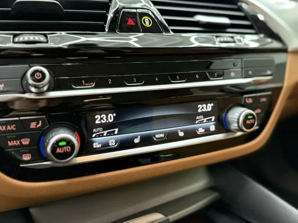 BMW 5 Series 520 dA Touring, Leder, 1 Hand, BMW Scheckheft 12/2022-photo-11