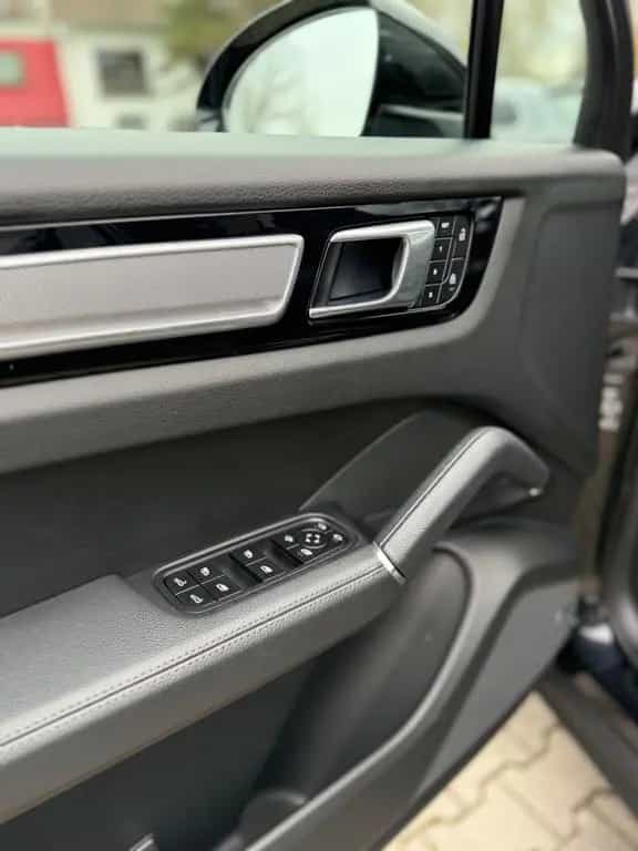 Porsche Cayenne Platinum Edition 07/2022-photo-6