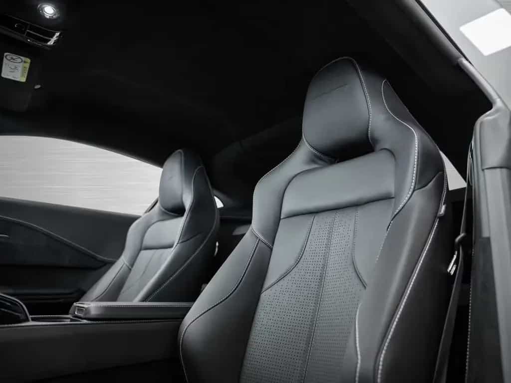 Aston Martin V8 Vantage null-photo-11