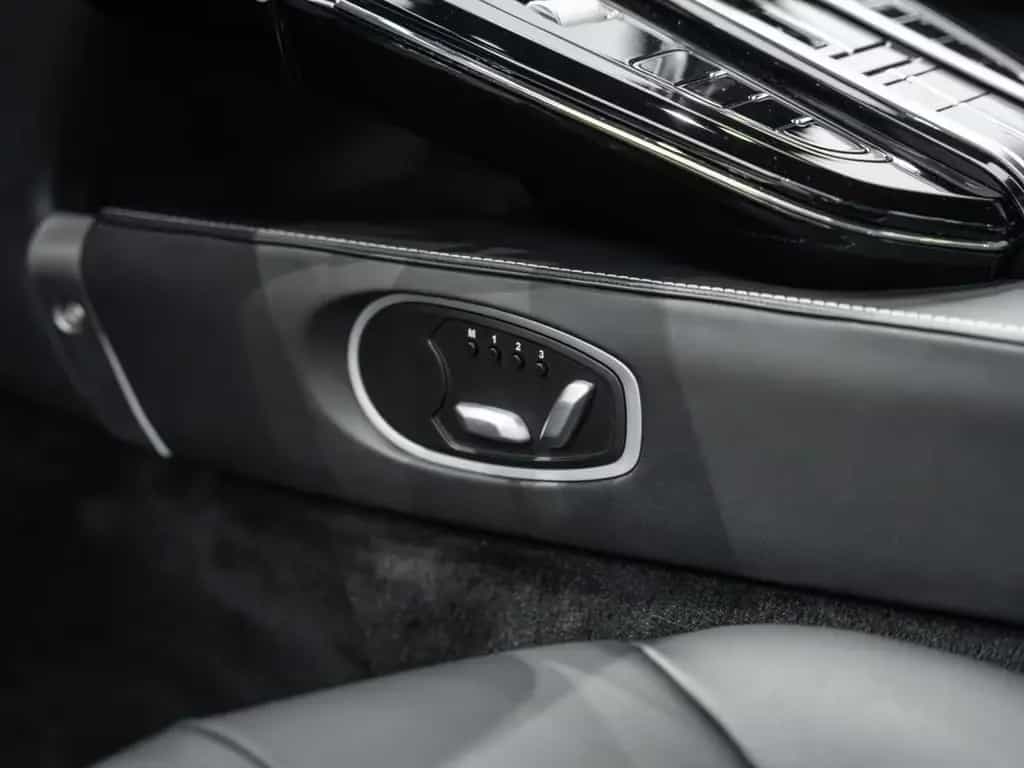 Aston Martin V8 Vantage null-photo-22