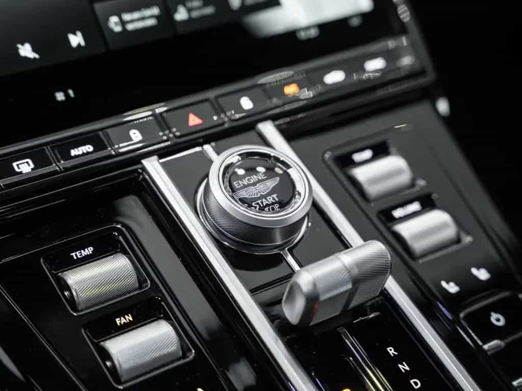 Aston Martin V8 Vantage null-photo-29