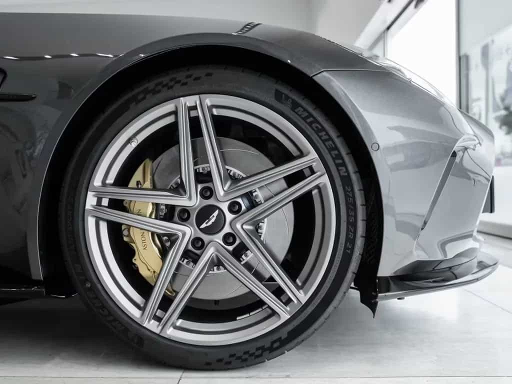Aston Martin V8 Vantage null-photo-3