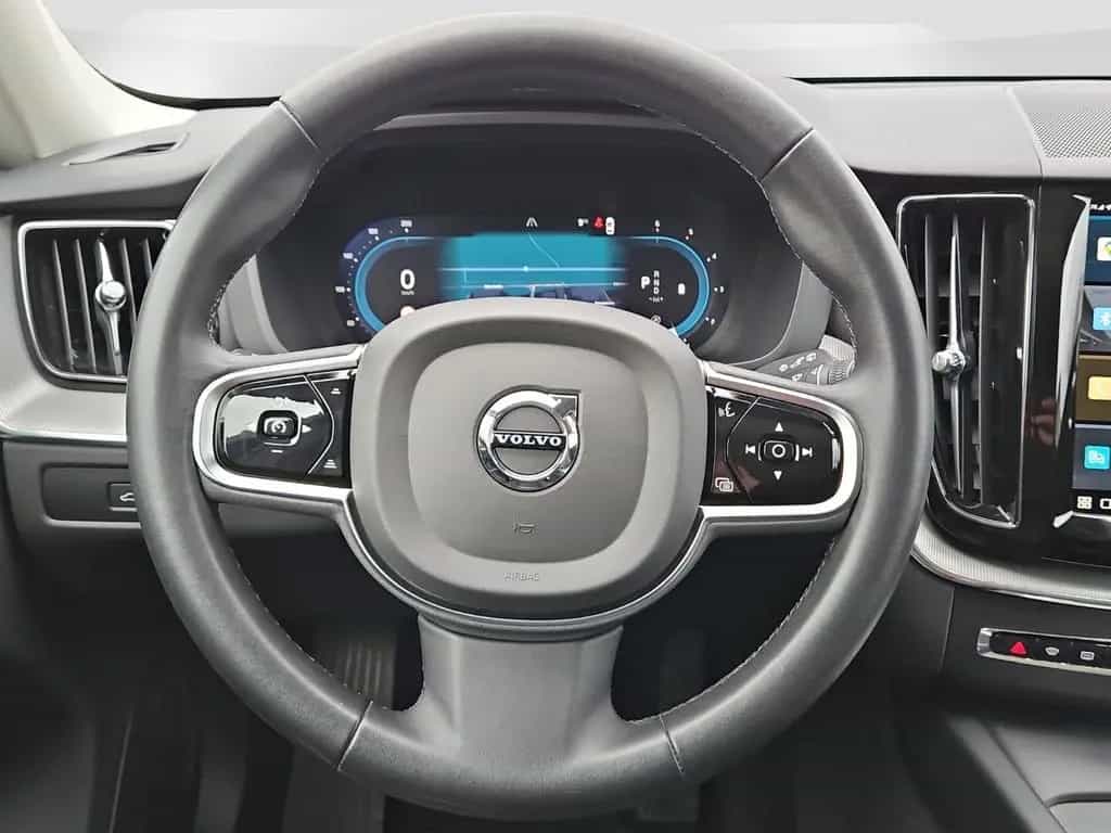 Volvo XC60 B4 AWD Plus Dark 360°/Panorama/H&K/BLIS 01/2023-photo-10