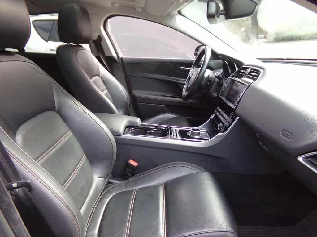 Jaguar XE Prestige AWD 07/2018-photo-11