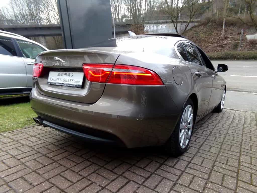 Jaguar XE Prestige AWD 07/2018-photo-2