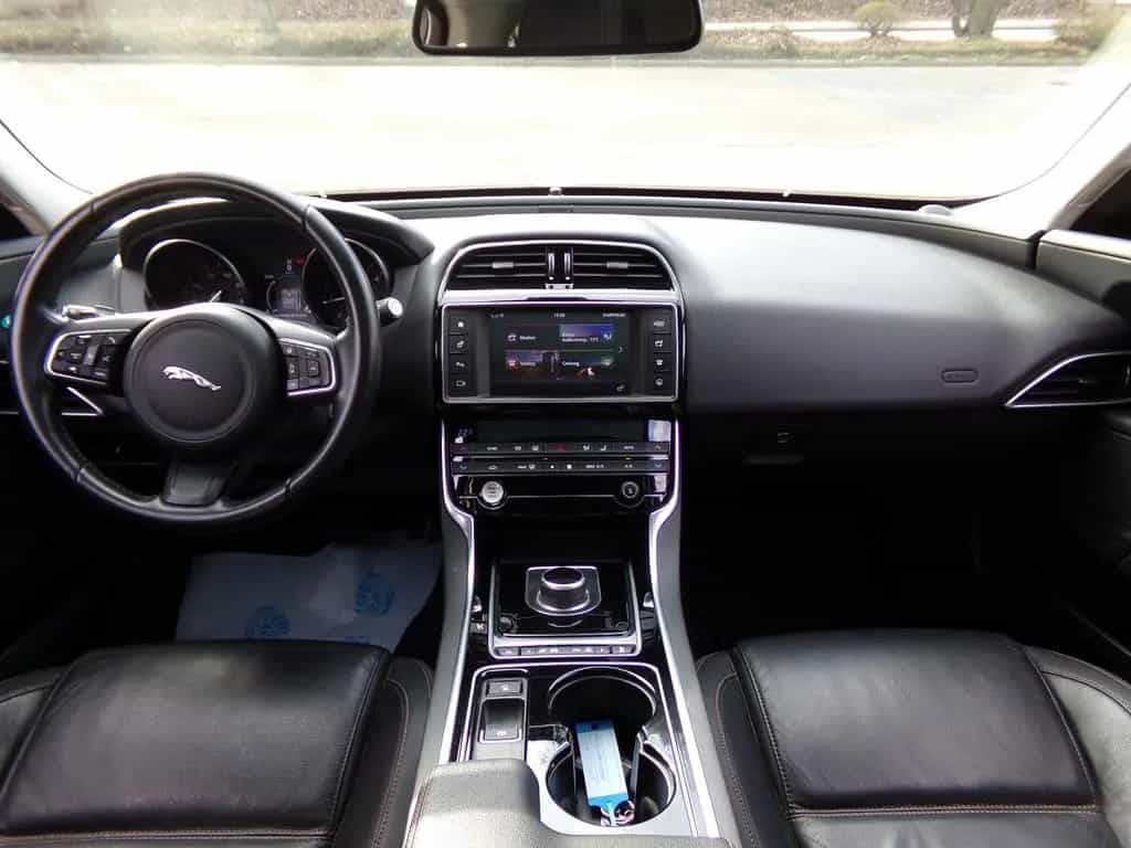 Jaguar XE Prestige AWD 07/2018-photo-4